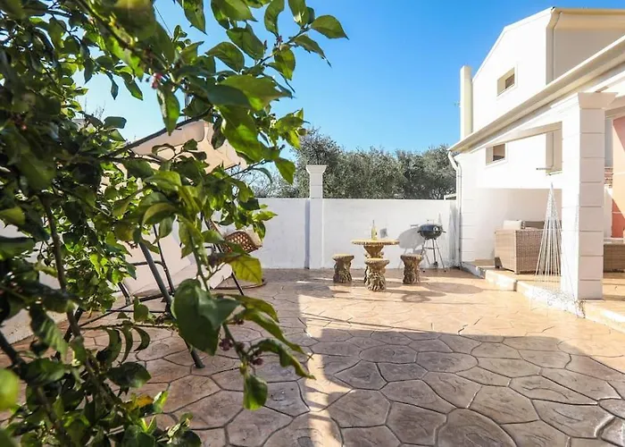 Casa Niovi, Acharavi