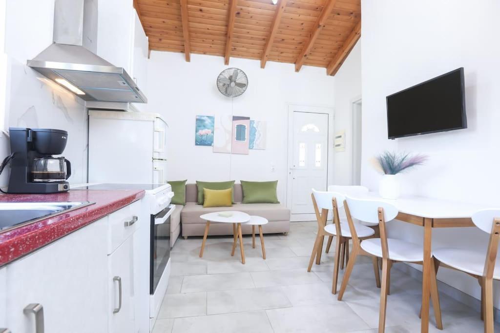 Casa Niovi, Acharavi